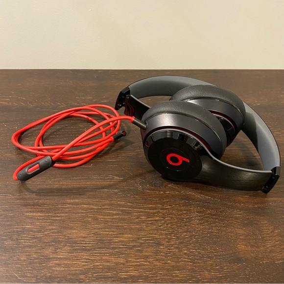 Beats Solo 2 Wired Headphones & Case - Picture 4 of 8